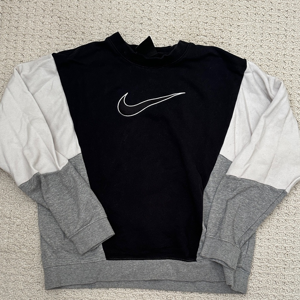 Nike Men's Black, White, and Gray Crewneck Sweater